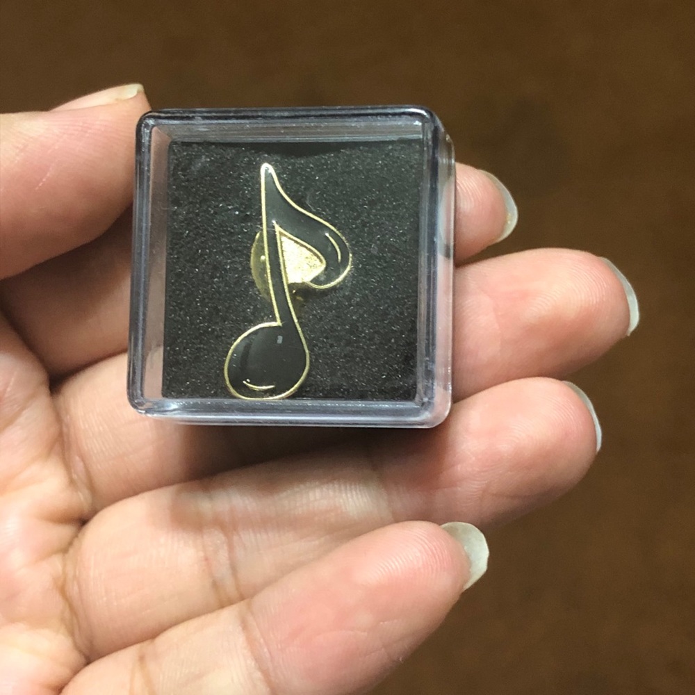 Music note pin